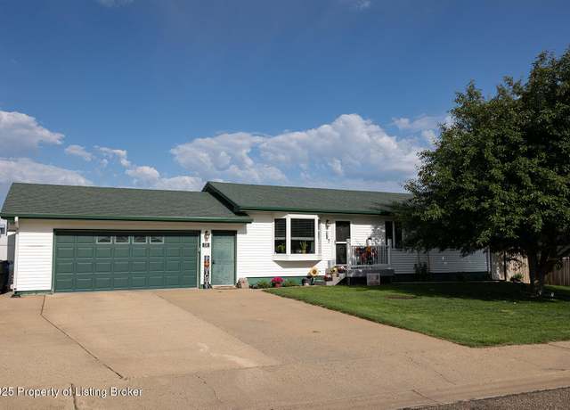 Property at 570 3rd Ave SW, Dickinson, ND 58601, 4 beds, 3 baths