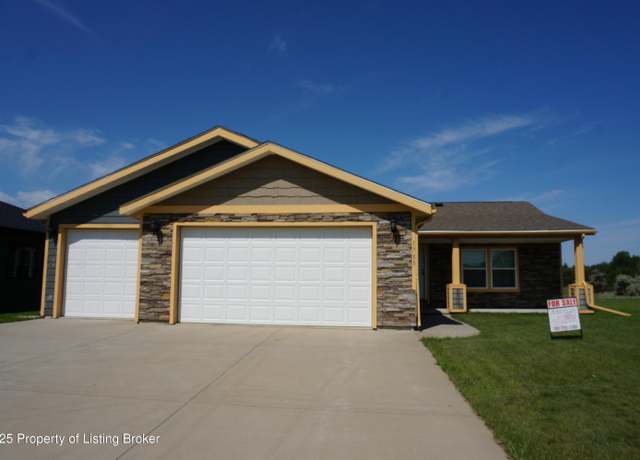 Property at 1735 Yellowstone Circle Cir, Dickinson, ND 58601, 3 beds, 2 baths