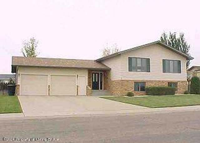 Property at 1044 18th St W, Dickinson, ND 58601, 5 beds, 3 baths
