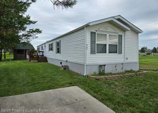Property at 907 Sorrel Ln, Dickinson, ND 58601, 3 beds, 2 baths