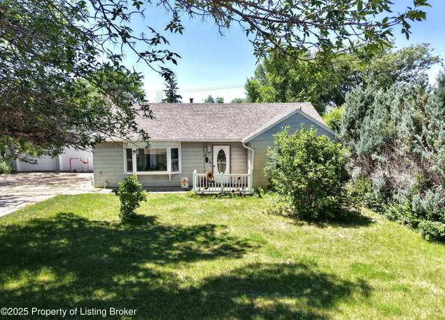 Property at 652 1st Ave SW, Dickinson, ND 58601, 3 beds, 1.5 baths