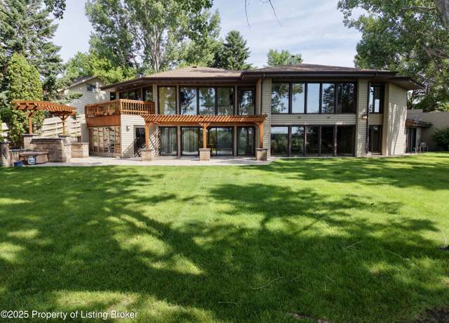 Property at 3230 Lakeview Dr, Dickinson, ND 58601, 4 beds, 2.5 baths