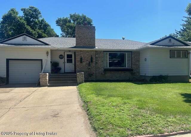 Property at 668 8th Ave W, Dickinson, ND 58601, 4 beds, 2 baths