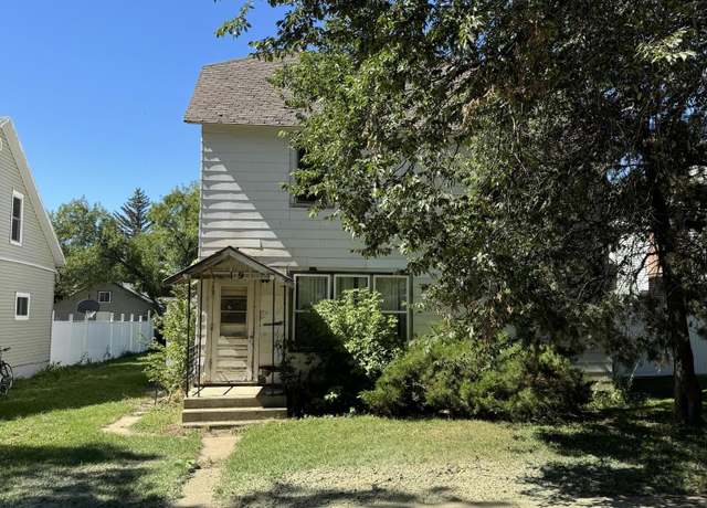Property at 119 7th Ave W, Dickinson, ND 58601, 6 beds, 3 baths