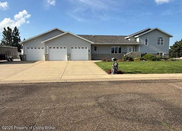 Property at 837 17th St E, Dickinson, ND 58601, 4 beds, 4 baths