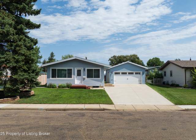 Property at 886 Cherry Ave, Dickinson, ND 58601, 4 beds, 2 baths