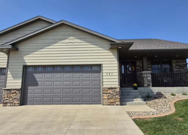 Property at 985 Pheasant Run Ave, Dickinson, ND 58601, 4 beds, 3 baths