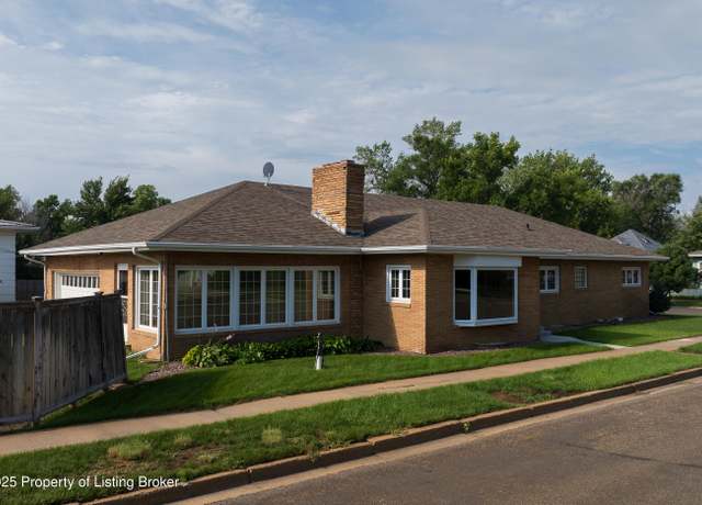 Property at 435 3rd St W, Dickinson, ND 58601, 3 beds, 3 baths