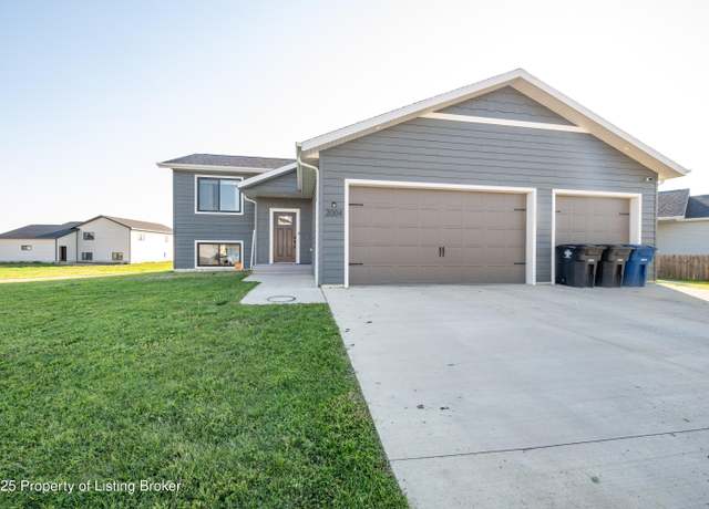 Property at 2004 Yellowstone Cir, Dickinson, ND 58601, 4 beds, 2 baths