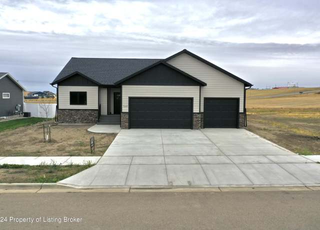 Property at 568 River Drive Dr, Dickinson, ND 58601, 4 beds, 3 baths