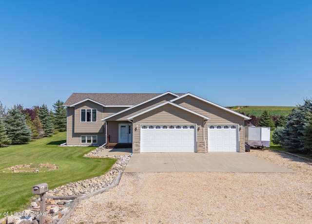 Property at 1735 7th Ave SW, Dickinson, ND 58601, 4 beds, 3 baths