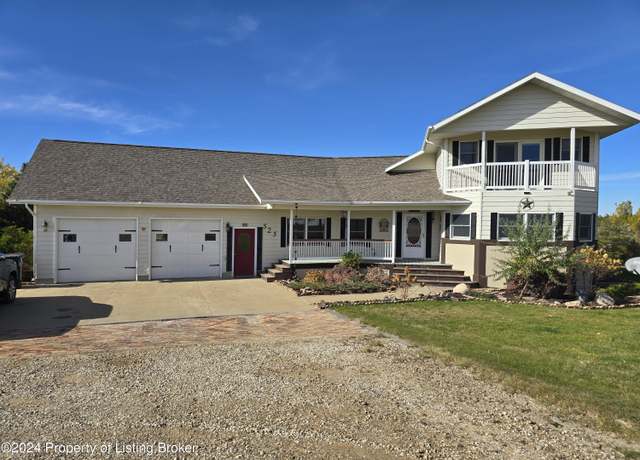 Property at 525 River Dr, Dickinson, ND 58601, 3 beds, 2.5 baths