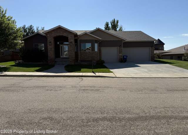 Property at 1601 15th Ave W, Dickinson, ND 58601, 5 beds, 3 baths