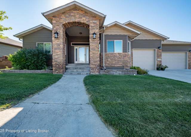 Property at 1601 15th Ave W, Dickinson, ND 58601, 5 beds, 3 baths