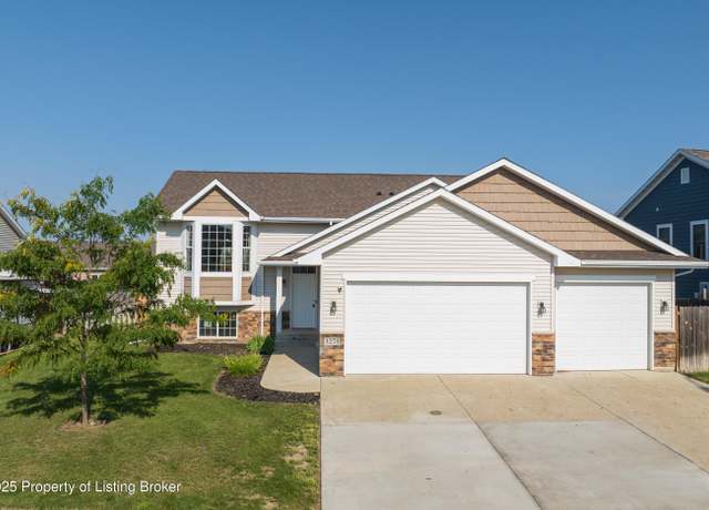Property at 3275 Stephanie Dr, Dickinson, ND 58601, 3 beds, 2 baths