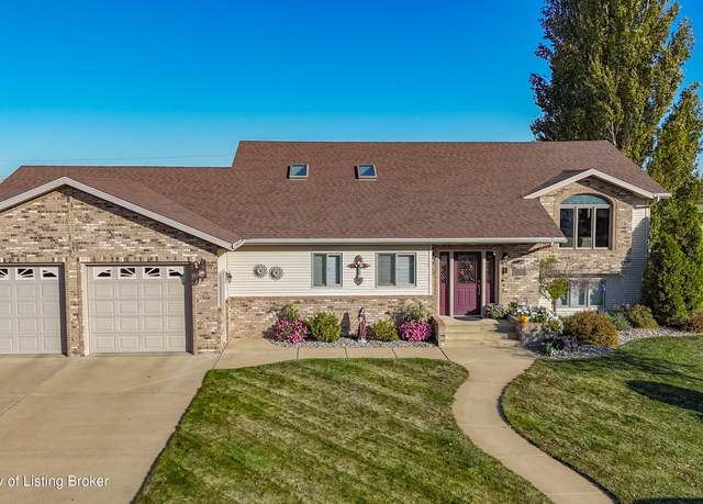 Property at 967 Eaton Dr, Dickinson, ND 58601, 4 beds, 3.5 baths