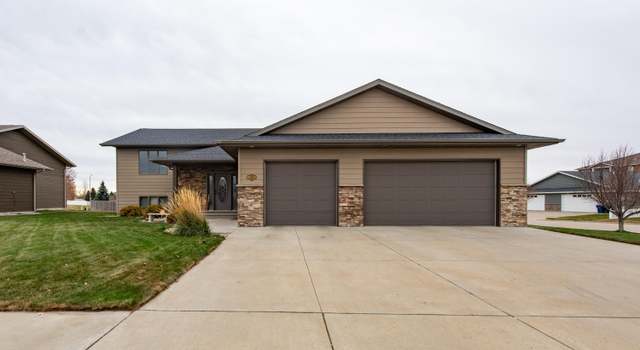 Photo of 2433 4th St W, Dickinson, ND 58601