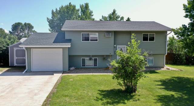 Photo of 985 26th St W, Dickinson, ND 58601