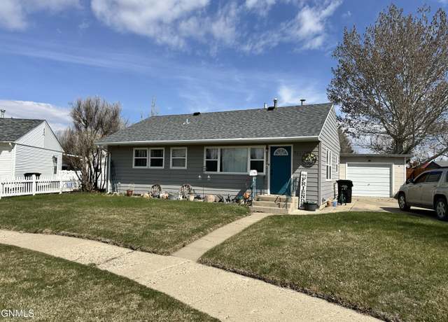 Property at 923 13th Ave W, Williston, ND 58801, 3 beds, 2 baths
