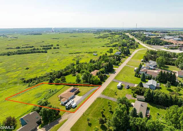 Property at 4604 Highland Rd, Mandan, ND 58554, 5 beds, 4 baths
