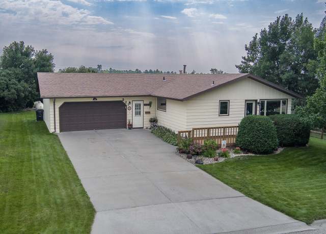 Property at 227 Klein Ave S, Center, ND 58530, 4 beds, 2.5 baths