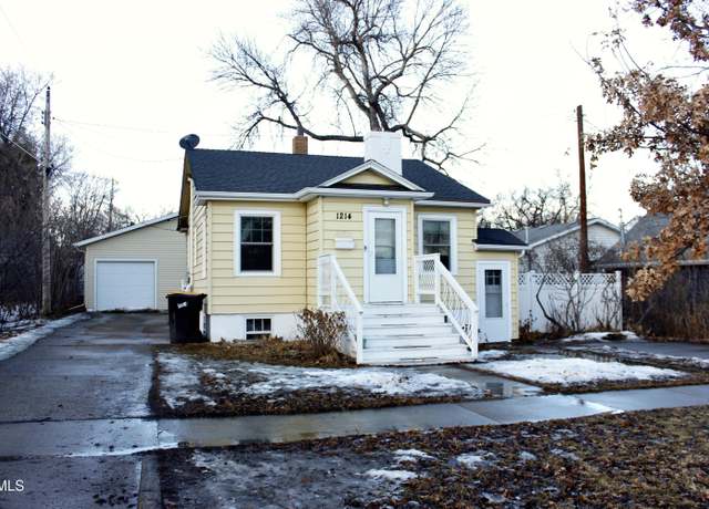 Property at 1214 C Ave E, Bismarck, ND 58501, 3 beds, 2 baths