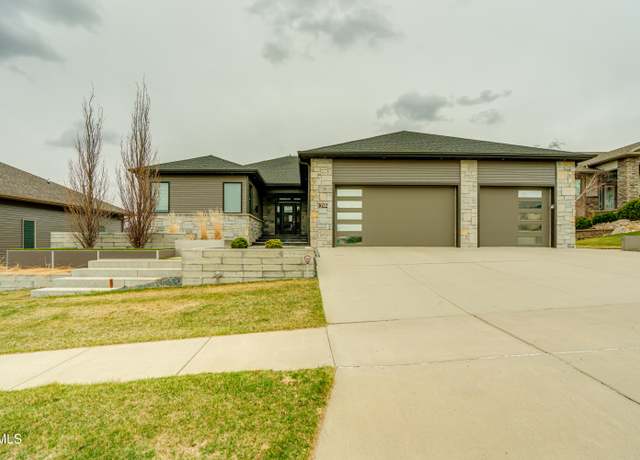 Property at 3622 Valley Dr, Bismarck, ND 58503, 6 beds, 3 baths