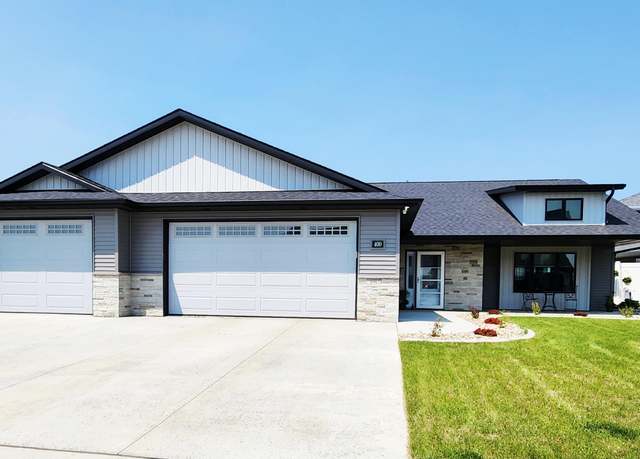 Property at 400 Lennox Dr, Bismarck, ND 58504, 3 beds, 2 baths