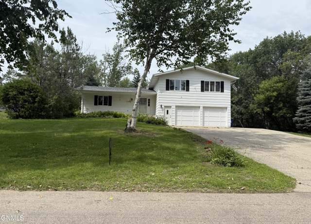 Property at 1125 8th Ave NW, Jamestown, ND 58401, 3 beds, 2.5 baths