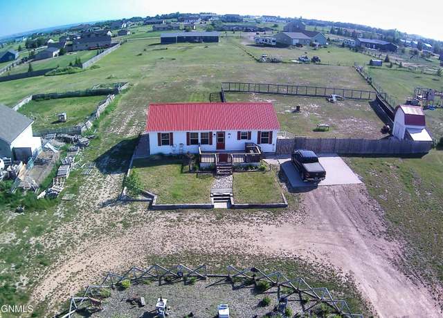 Property at 14014 Lake View Dr, Williston, ND 58801, 3 beds, 2 baths