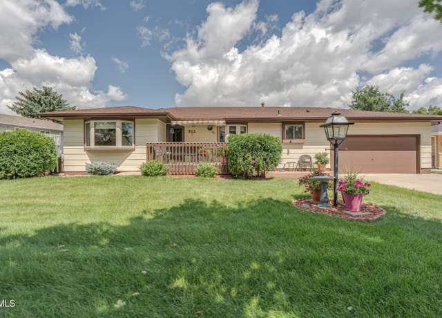 Property at 512 Lansing Ln, Bismarck, ND 58504, 5 beds, 2 baths