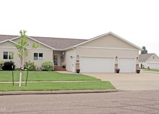 Property at 804 Santa Fe Ave, Bismarck, ND 58504, 5 beds, 3 baths