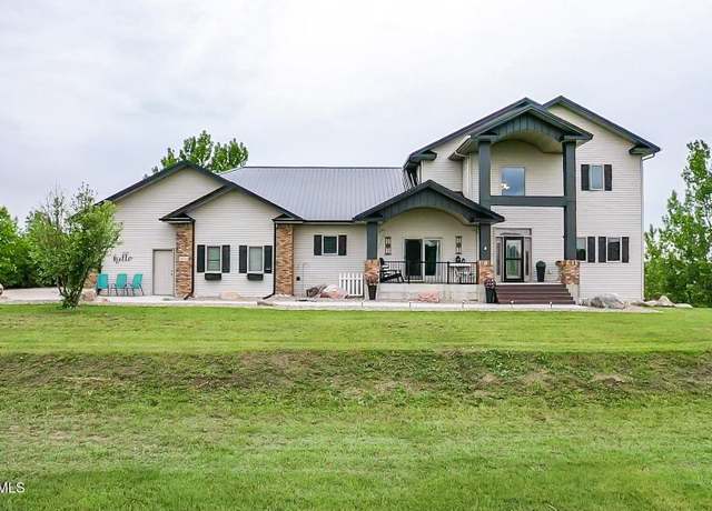 Property at 10714 Lilly Dr, Bismarck, ND 58503, 5 beds, 3.5 baths