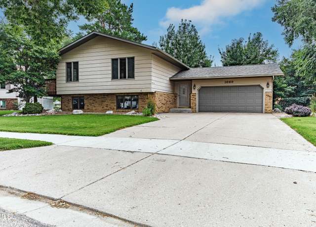 Property at 1669 Pocatello Dr, Bismarck, ND 58504, 4 beds, 2 baths