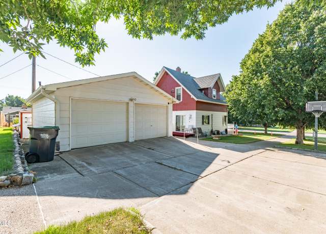 Property at 710 1st St NW, Mandan, ND 58554, 3 beds, 1 bath