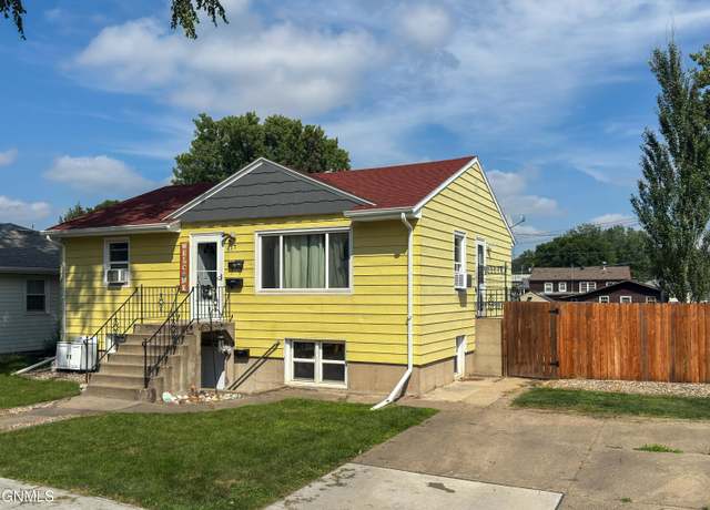 Property at 617 N 22nd St, Bismarck, ND 58501, 3 beds, 2 baths