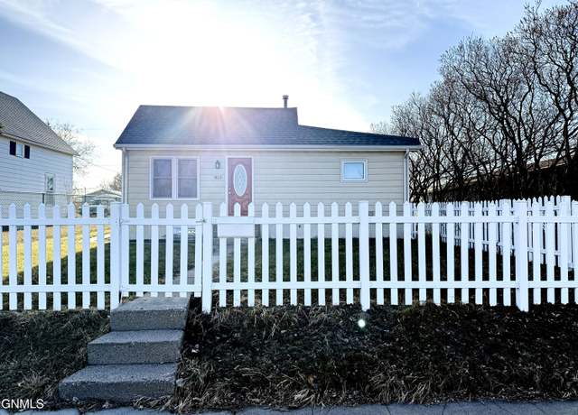 Property at 815 5th Ave W, Williston, ND 58801, 2 beds, 1 bath