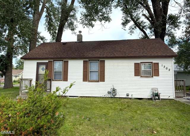 Property at 1302 3rd Ave NW, Jamestown, ND 58401, 2 beds, 1 bath