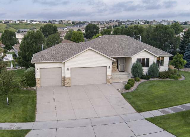 Property at 2000 Valley Dr, Bismarck, ND 58503, 3 beds, 3 baths