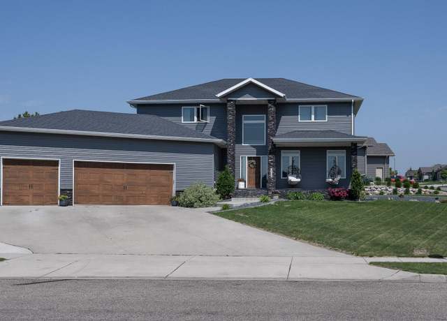 Property at 2500 Del Rio Dr, Bismarck, ND 58503, 5 beds, 3.5 baths