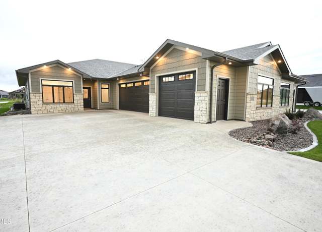 Property at 1821 Community Lp Loop, Bismarck, ND 58503, 3 beds, 2.5 baths