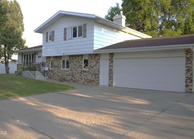 Property at 1905 N Grandview Ln, Bismarck, ND 58503, 5 beds, 3.5 baths