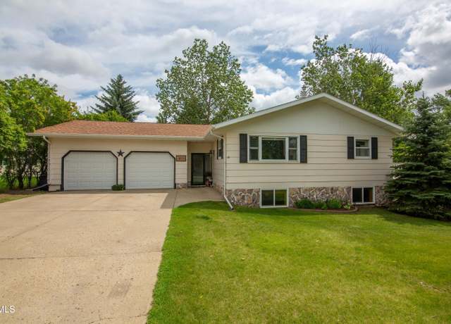 Property at 311 8th St N, New Salem, ND 58563, 4 beds, 2 baths