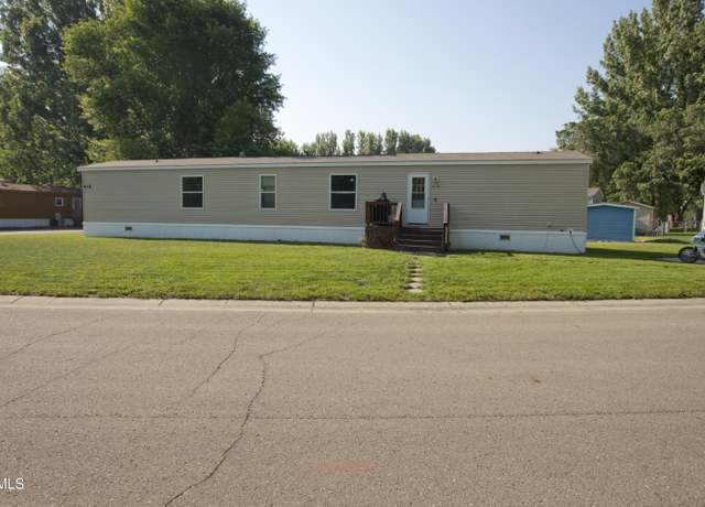 Property at 418 Yorkshire Ln, Bismarck, ND 58504, 3 beds, 2 baths