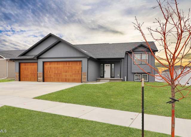 Property at 3018 28th Ave W, Williston, ND 58801, 5 beds, 3 baths