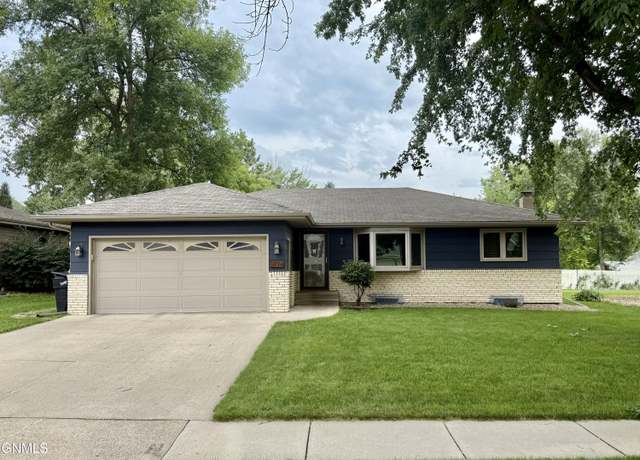 Property at 1824 Heritage Ave, Bismarck, ND 58501, 3 beds, 2 baths