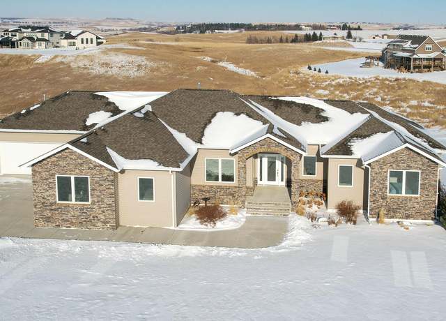 Property at 2920 Hogan Dr, Bismarck, ND 58503, 5 beds, 4 baths