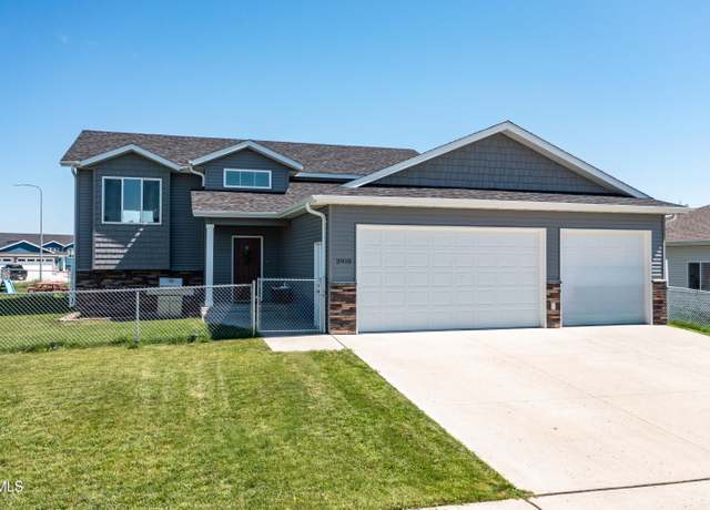 Property at 3910 Amari Loop NW, Mandan, ND 58554, 5 beds, 3 baths