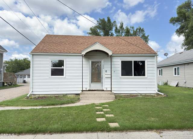 Property at 724 4th St SW, Valley City, ND 58072, 3 beds, 1.5 baths