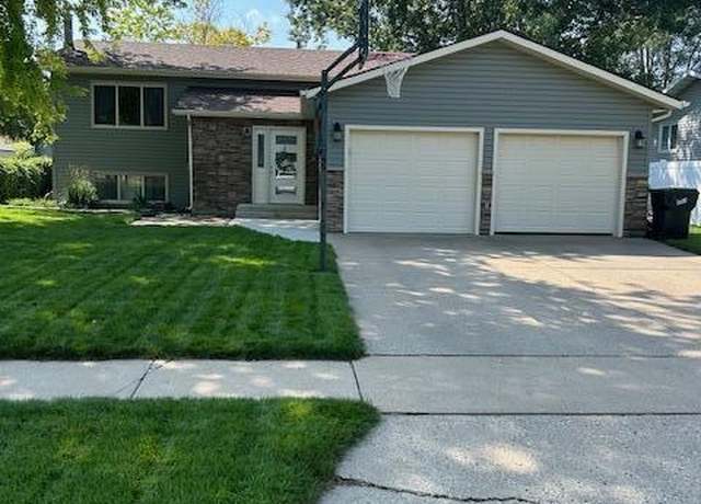 Property at 1679 Pocatello Dr, Bismarck, ND 58504, 4 beds, 2 baths
